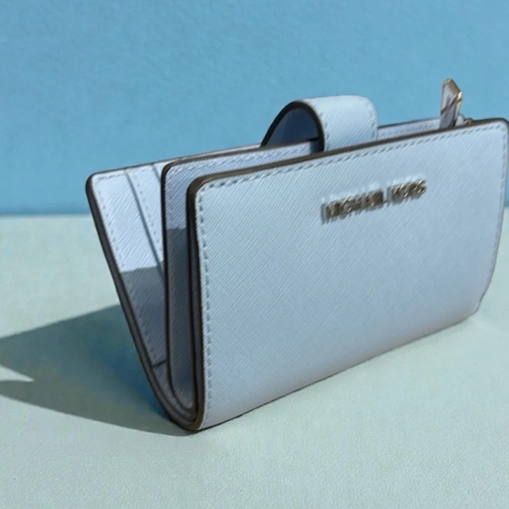 MICHAEL KORS JET SET TRAVEL MEDIUM BIFOLD COIN ZIPPER WALLET LIGHT SKY (NWT)